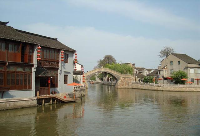 江苏无锡: 为逃查酒驾跳下伯渎河, 男子冻得瑟瑟