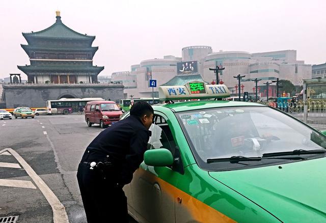 西安钟楼民警帮助来自俄罗斯的老大哥 英语交