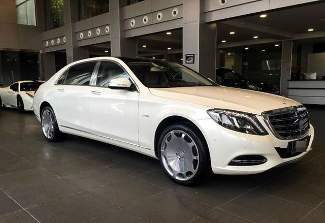 身价上亿的老板也爱二手车,看到这辆白色奔驰迈巴赫后“入迷”了