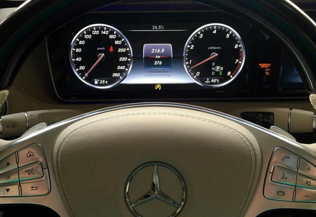 身价上亿的老板也爱二手车,看到这辆白色奔驰迈巴赫后“入迷”了