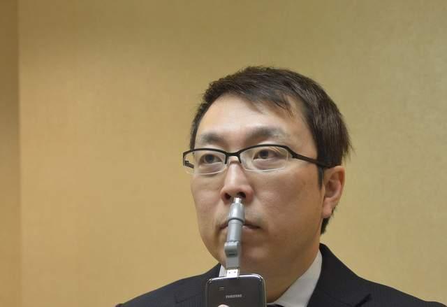 日本新推手机鼻毛剪, 或许比一般鼻毛剪更需要