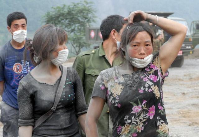 工地上的女搬运工:每天辛苦扛水泥,扛一吨水泥