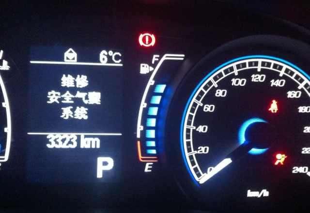            汽车安全 气囊 灯亮