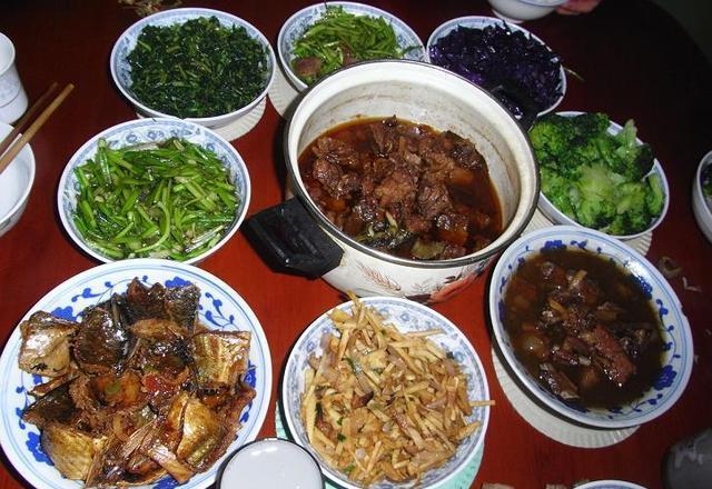 60岁的奶奶每天给8口人做午饭,每天的饭菜,像吃席一样