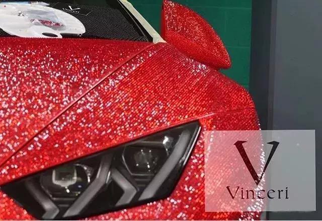 妹子给兰博基尼贴上130万颗施华洛世奇水晶,