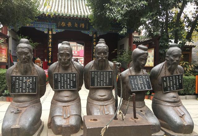 河南开封朱仙镇岳飞庙:跪了几百年的秦桧夫妇跪像前为何放支小鞭