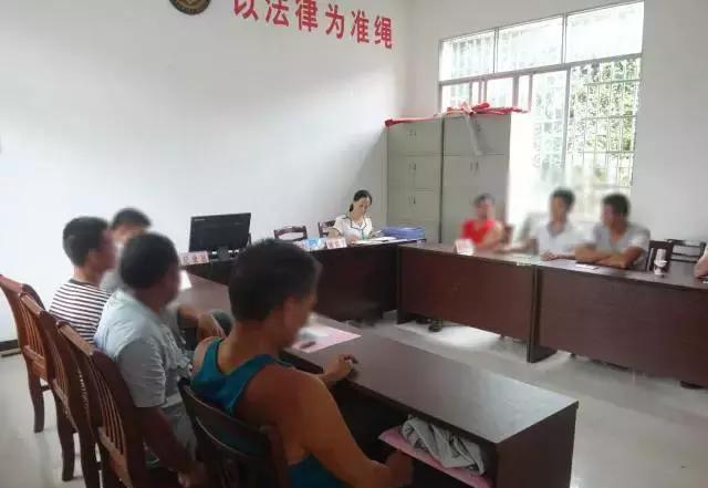 镇司法所掀起组织社区服刑人员学习党的十九大