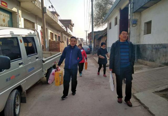 洛阳烟厂"金叶爱心使者"志愿者赴石垛村献爱心