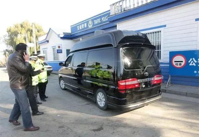车主为面子将屌丝车改装成丰田豪车,但还是没逃过交警的火眼金睛