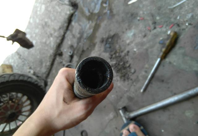电动车车头转弯不灵活,千万要注意了,车头方向柱会被磨断掉的