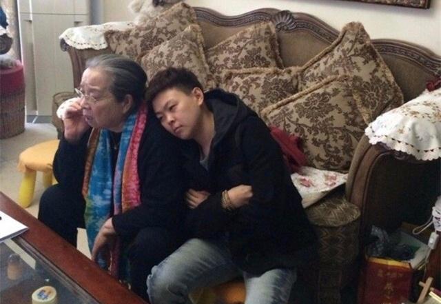 81岁李明启全家照,儿子是大教授,孙女像假小子,曾被观众骂惨了
