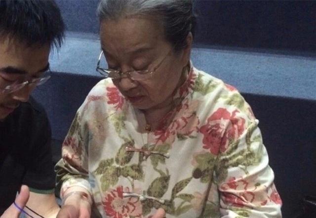 81岁李明启全家照,儿子是大教授,孙女像假小子,曾被观众骂惨了