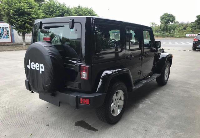 硬汉的首选 16年jeep牧马人撒哈拉 黑色黑内3.6l蛇档黄金排量