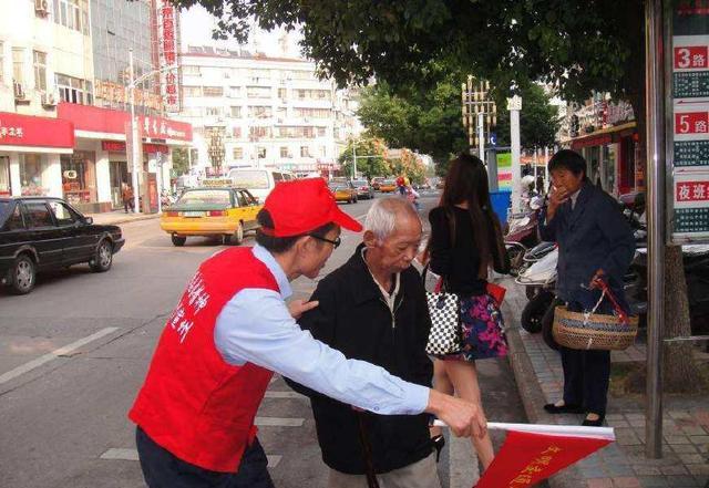 非凡看世界:暑假的交通志愿者为你保驾护航