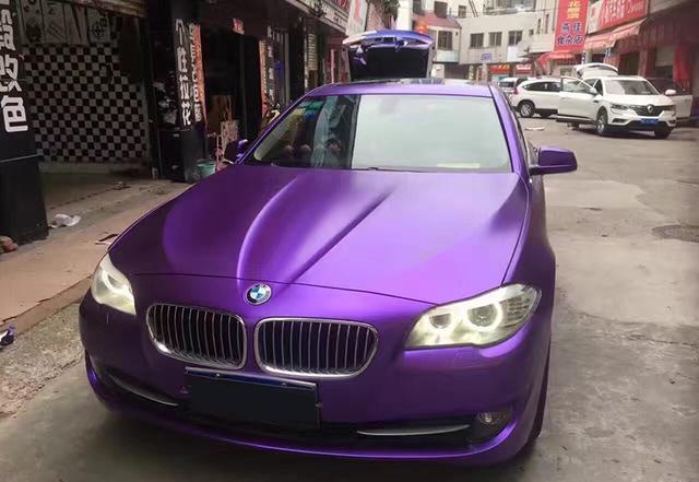 宝马525汽车车身改色电光紫贴膜效果图 唯美的紫色