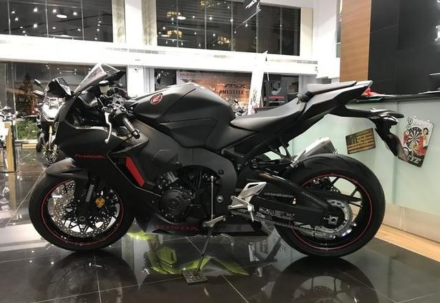 2017 CBR1000RR店内实拍