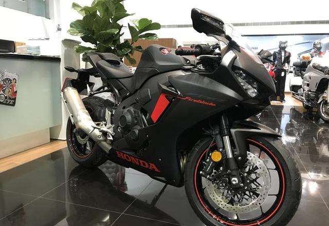 2017 CBR1000RR店内实拍