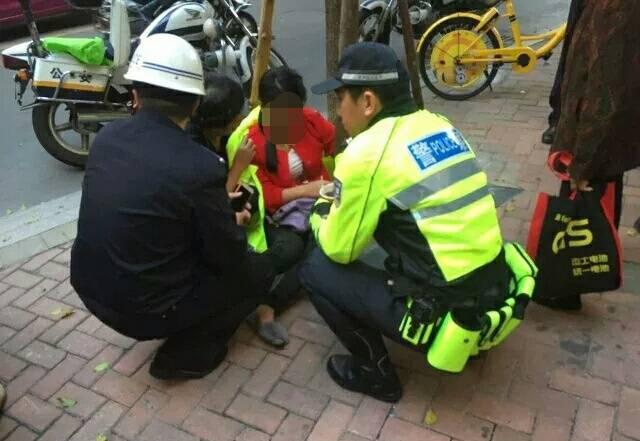 泉州鲤城:一女子晕倒在路边 众人齐伸援手