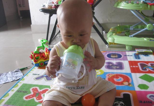 宝宝下嘴唇外翻,竟是和用这个东西有关