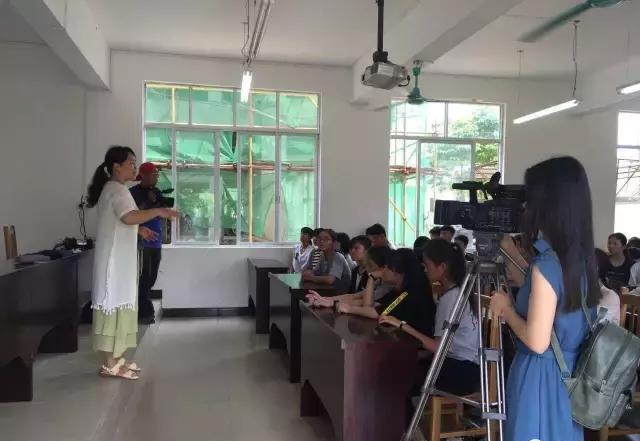 梦飞翔爱心助学之家到横县马山一中开展爱心助