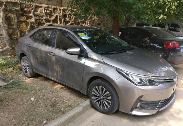 小区停车场这款车越来越多了,图个性价比卡罗