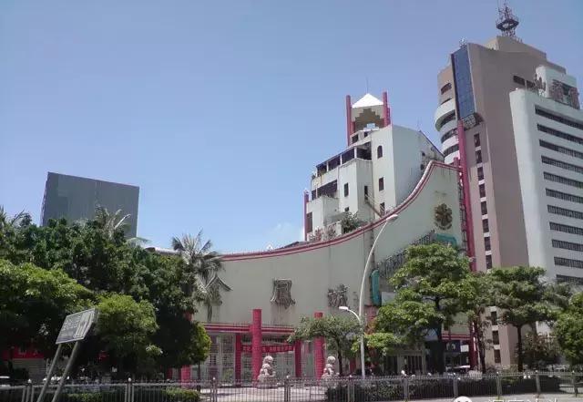 金凤城上世纪80年代末至90年代初,汕头出现商业繁荣的"井喷"景象,尤其