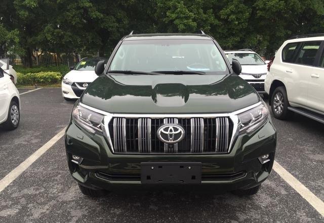 全新丰田普拉多军绿色加车身拉花,彷如穿越十