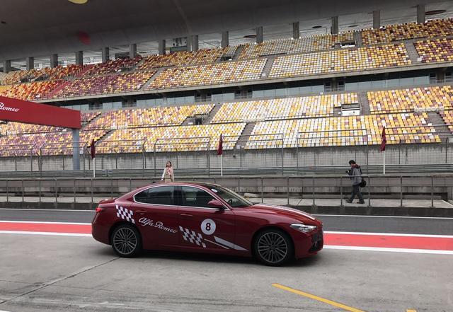 赛道试驾Giulia,还是宝马330im吧