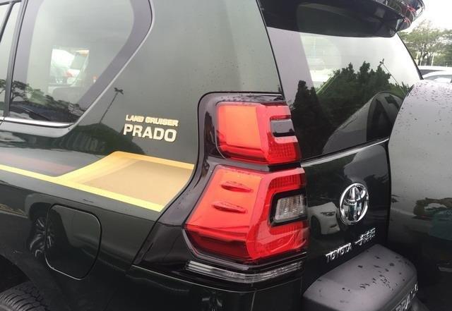 全新丰田普拉多军绿色加车身拉花,彷如穿越十