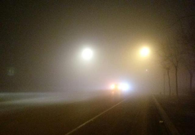 实拍大雾笼罩下的滨州夜晚街景
