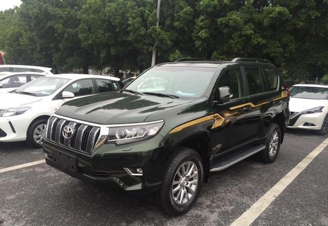 全新丰田普拉多军绿色加车身拉花,彷如穿越十