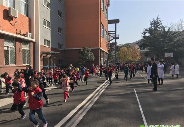 远离危险 我们在行动—徐州市华杰实验学校安全演练顺利完成