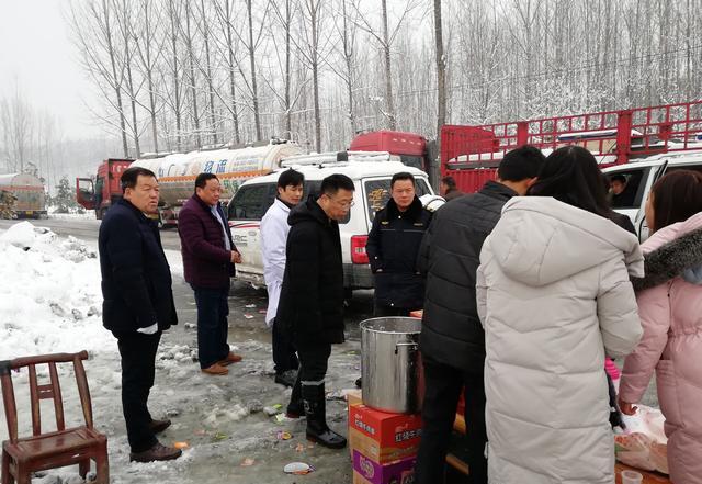 随州小林镇全力以赴保道路畅通为司机送温暖