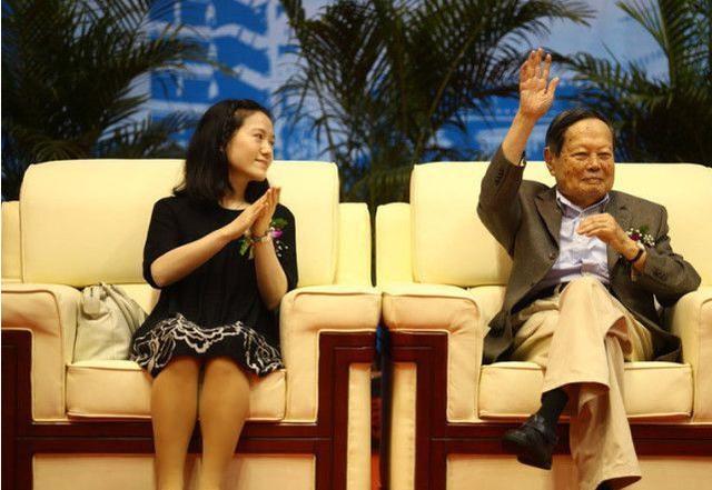 94岁的杨振宁，现40岁妻子翁帆近照竟然长这样！