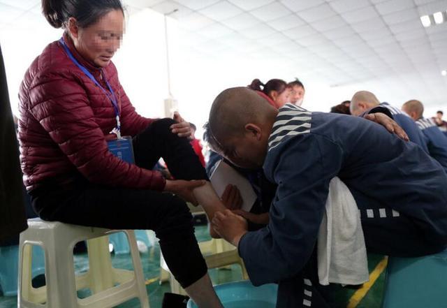 在"少管所"服刑的孩子, 给爸妈洗脚忏悔, 爸妈都哭成了泪人