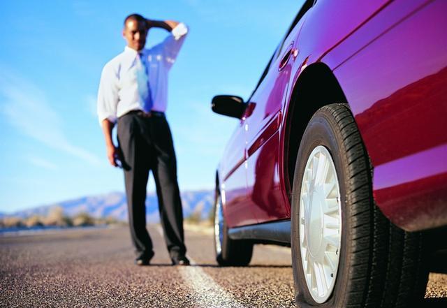 “一月8次郎”，这辆奔驰频繁爆胎就因为老司机开车太快？