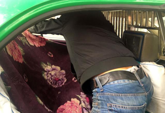 西安钟楼民警帮助来自俄罗斯的老大哥 英语交