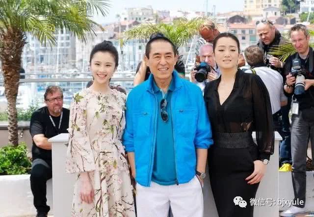 67岁张艺谋全家近照曝光,老婆今年只有36岁,丈母娘都