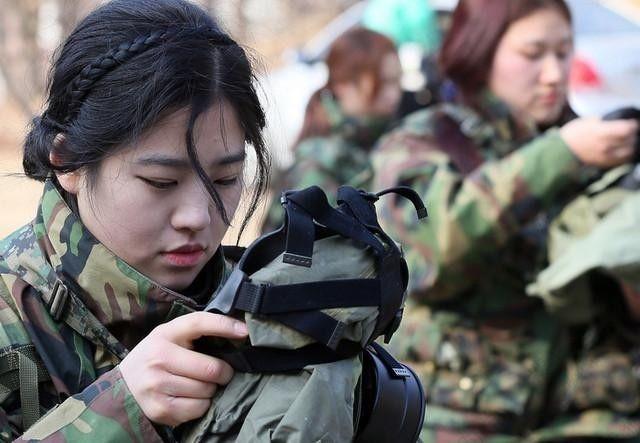 日本军队招女兵为何首先选颜值漂亮女生?背后