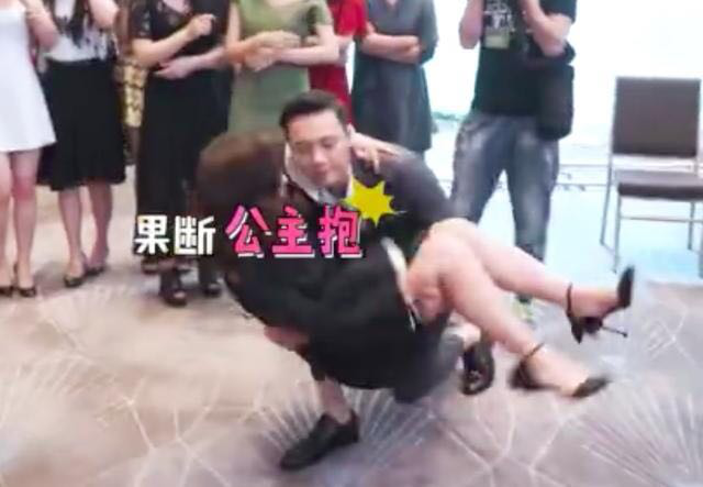 陈伟霆公主抱白百合累出表情包,还不如迪丽热巴抱男生从容