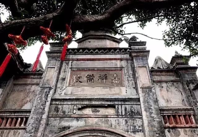 (摄:@草堂小小讲解员廖子杨) 留意!18日杜甫草堂当日免费不免票,当日门票分时段发放。8:00-10:00,北门发票500张,正门发票200张,南门发票300张;10:00-12:00,北门发票1500张,正门发票500张,南门发票1000张;12:00-16:00,北门发票3000张,正门发票500张,南门发票1000张;16:00-17:30,北门发票800张,正门发票300张,南门发票400张。 素日门票:60元免费敞开时间:5月18日坐标:成都市青羊区青华路37号搭车:乘公交车19路、35路、5