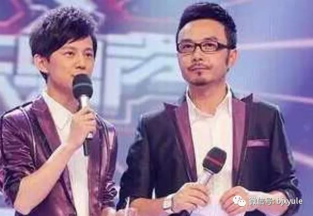 43岁何炅全家照曝光，12岁儿子五官与何炅酷似，老婆好漂亮！