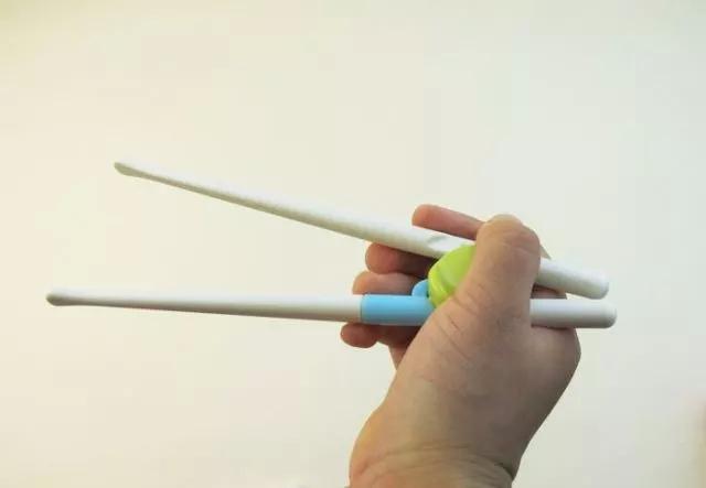 正文           不管是从安全还是多种角度,   太早让宝宝使用筷子都