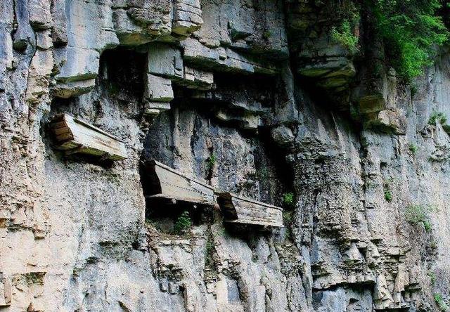 丹霞绝壁上的悬棺，讲述了哪些传奇故事？...