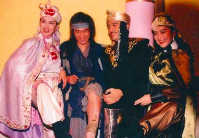 就让王家卫以同样的演员班底拍一个搞笑版电影,于是有了《东成西就》