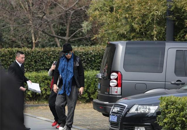 巧合?胡歌在猎场开吉普自由光,现实生活的却也