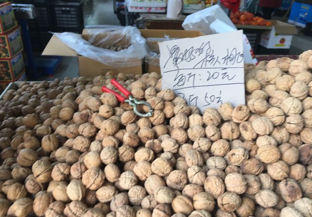 男子摆摊卖"最好的核桃",单价20块钱一斤,50块钱可以买3斤