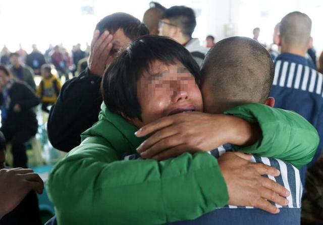 在"少管所"服刑的孩子 给爸妈洗脚忏悔 爸妈都哭成了泪人