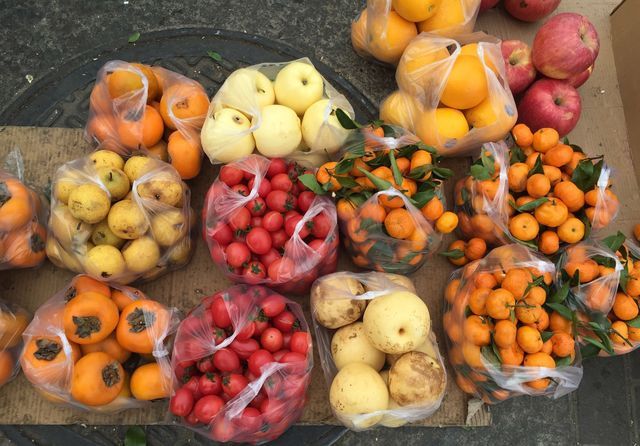 北京路边"菜市场",所有水果5元一袋,农村都"羡慕"的便宜