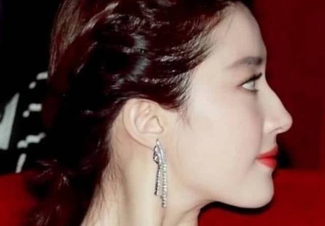 娱乐圈女星侧脸杀,迪丽热巴的侧颜简直完美,一